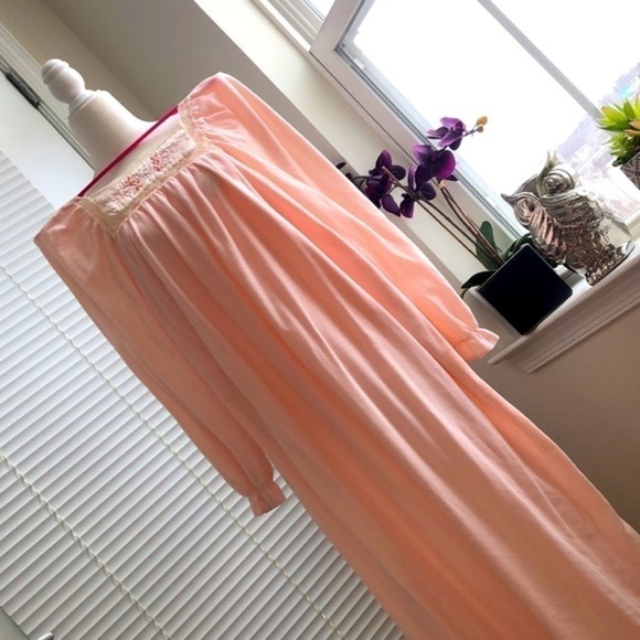 VINTAGE NIGHTGOWN | Juniors Victorian Peachy-Pink Long Sleeve Nightgown, Size L. - Picture 2 of 10